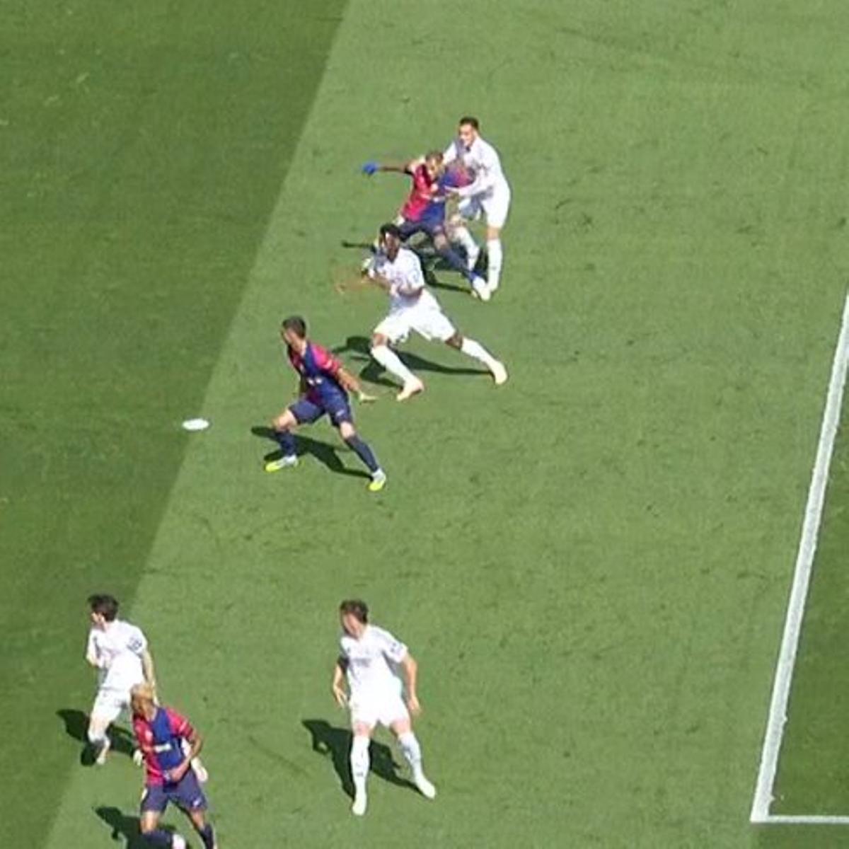 El posible penalti de Lucas Vázquez a Raphinha