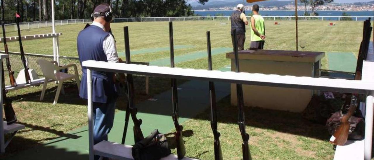 Participantes en la anterior edición del campeonato de tiro al vuelo de la isla de A Toxa. // Muñiz