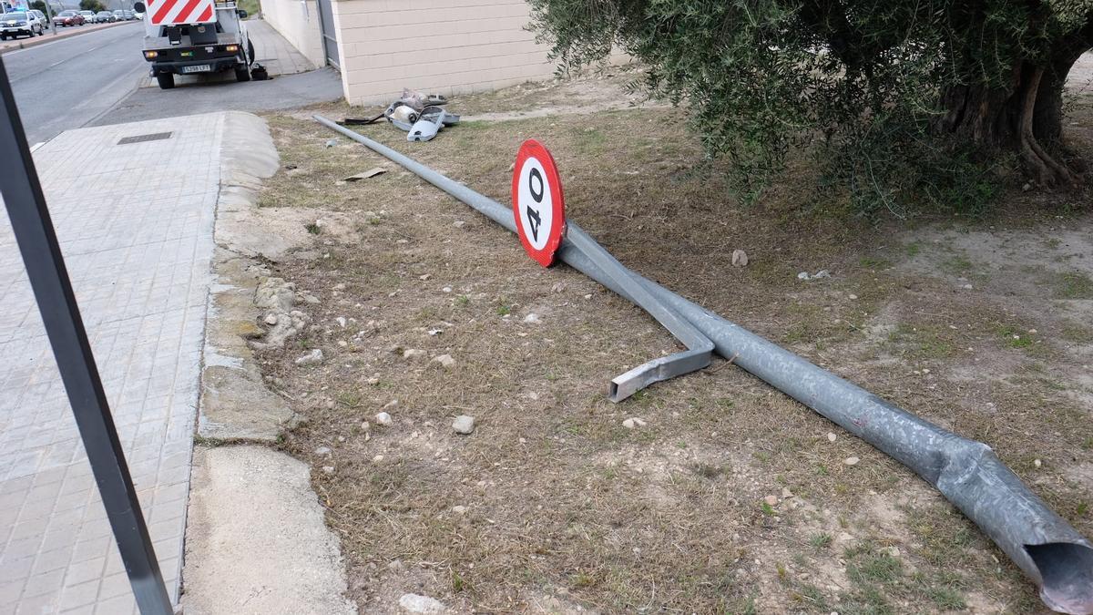 El coche se ha llevado por delante una farola y una señal de tráfico.