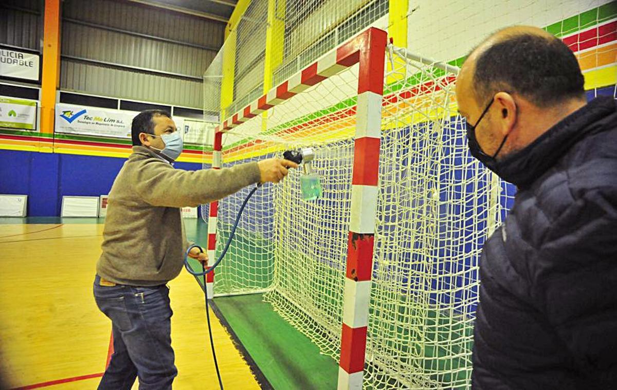 Las porterías también se someten a desinfección. | // I. ABELLA