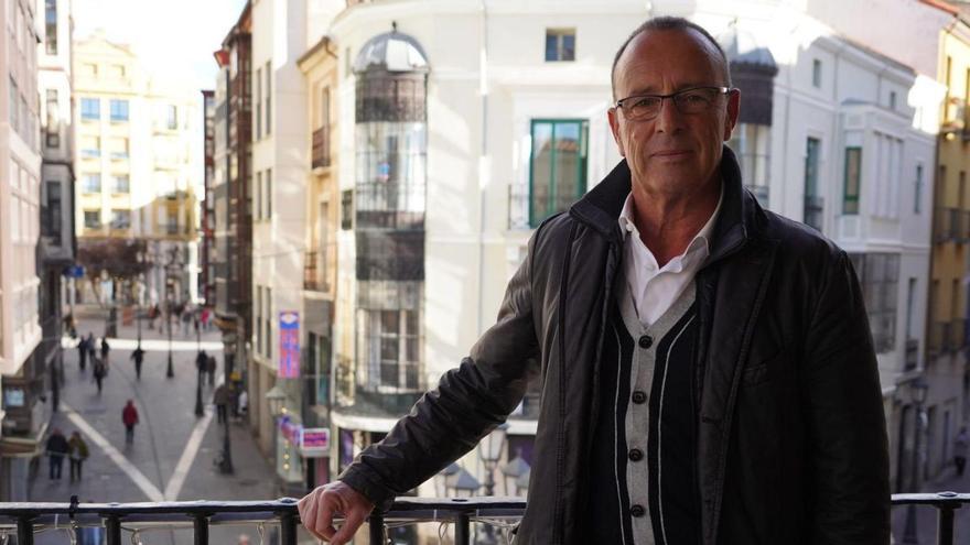 Tomás Antón Deza, en el balcón del despacho que ocupó los últimos quince años.