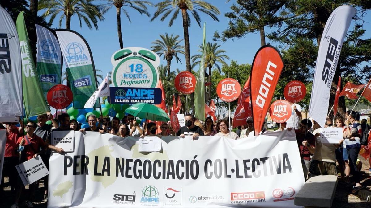 La comunidad educativa se concentró frente a la sede del Govern con globos y silbatos. | ANPE