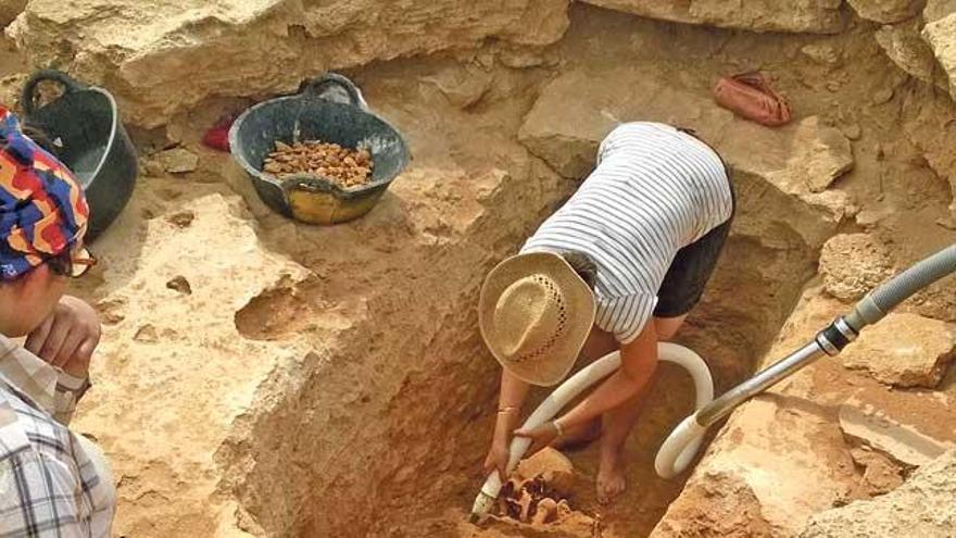 Una científica excava una de las dos tumbas halladas.