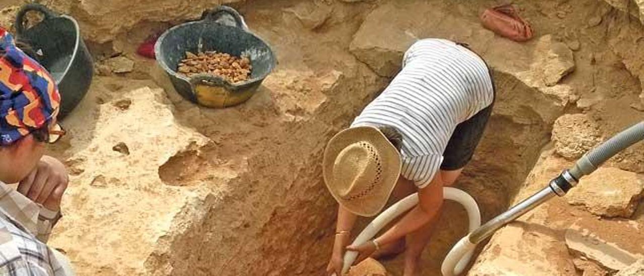 Una científica excava una de las dos tumbas halladas.