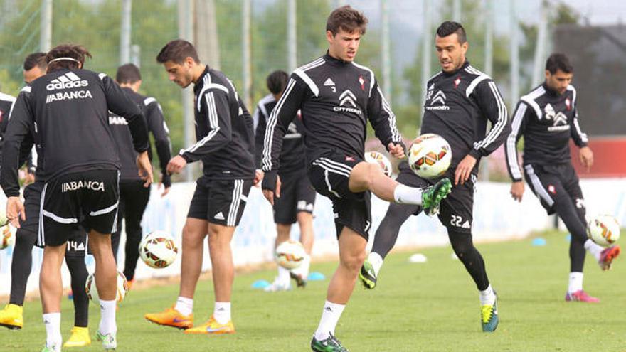 Joaquín Larrivey, Borja Fernández, Santi Mina y Gustavo Cabral se ejercitan con el balón durante el entrenamiento mantinal celebrado ayer en A Madroa. // Ricardo Grobas