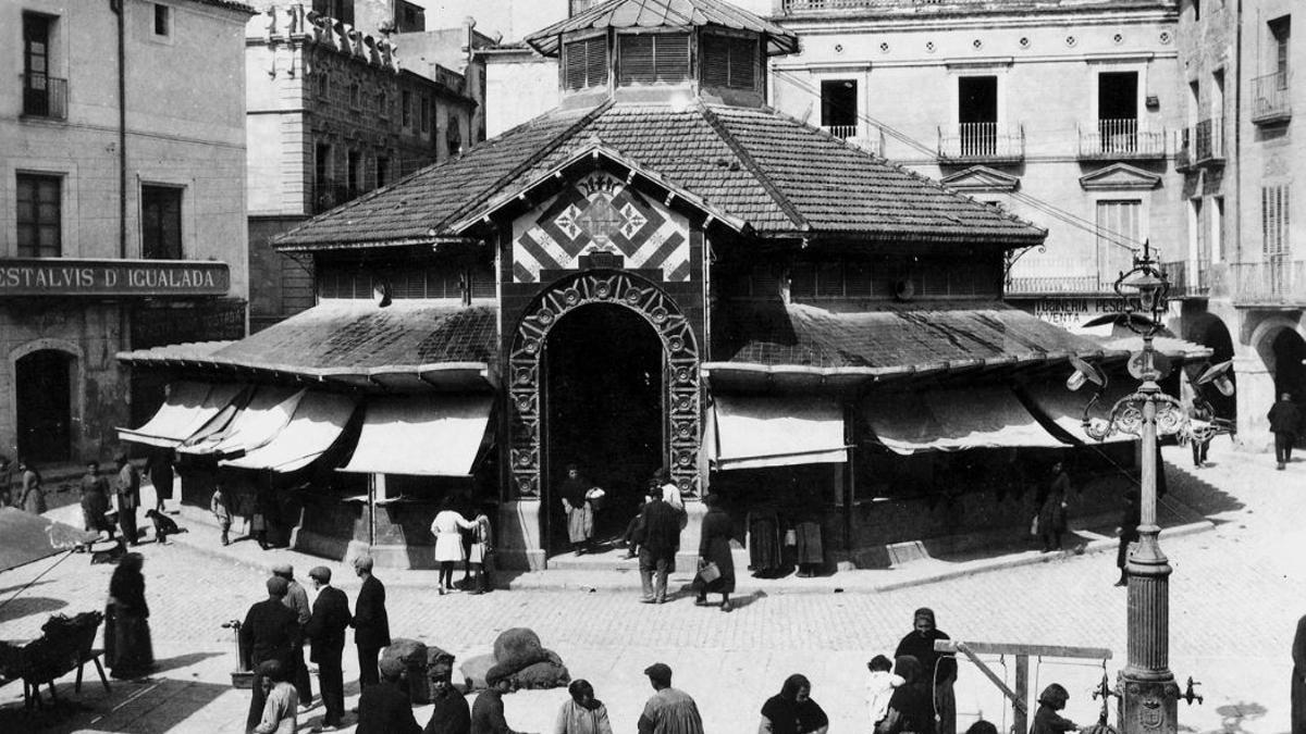 El vell mercat que hi havia a l'actual plaça de l'Ajuntament