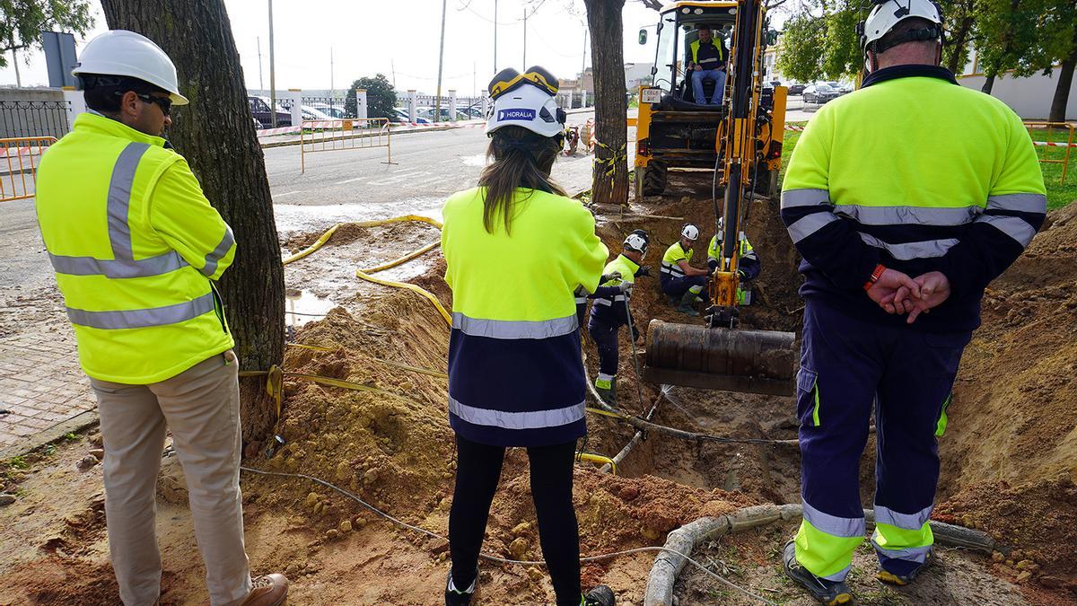 Trabajos de reparación del colector roto en Montilla.