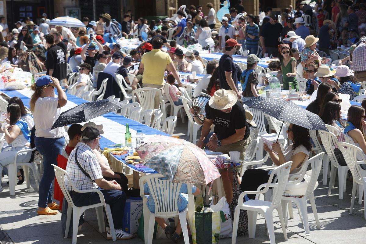 EN IMÁGENES: La multitudinaria Comida en la Calle en Avilés