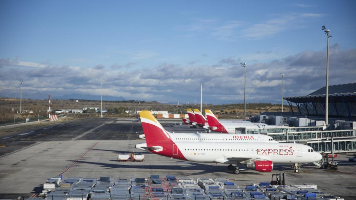 Archivo - Varios aviones de Iberia en el aeropuerto Adolfo Suárez, Madrid-Barajas, a 5 de enero de 2022, en Madrid (España).