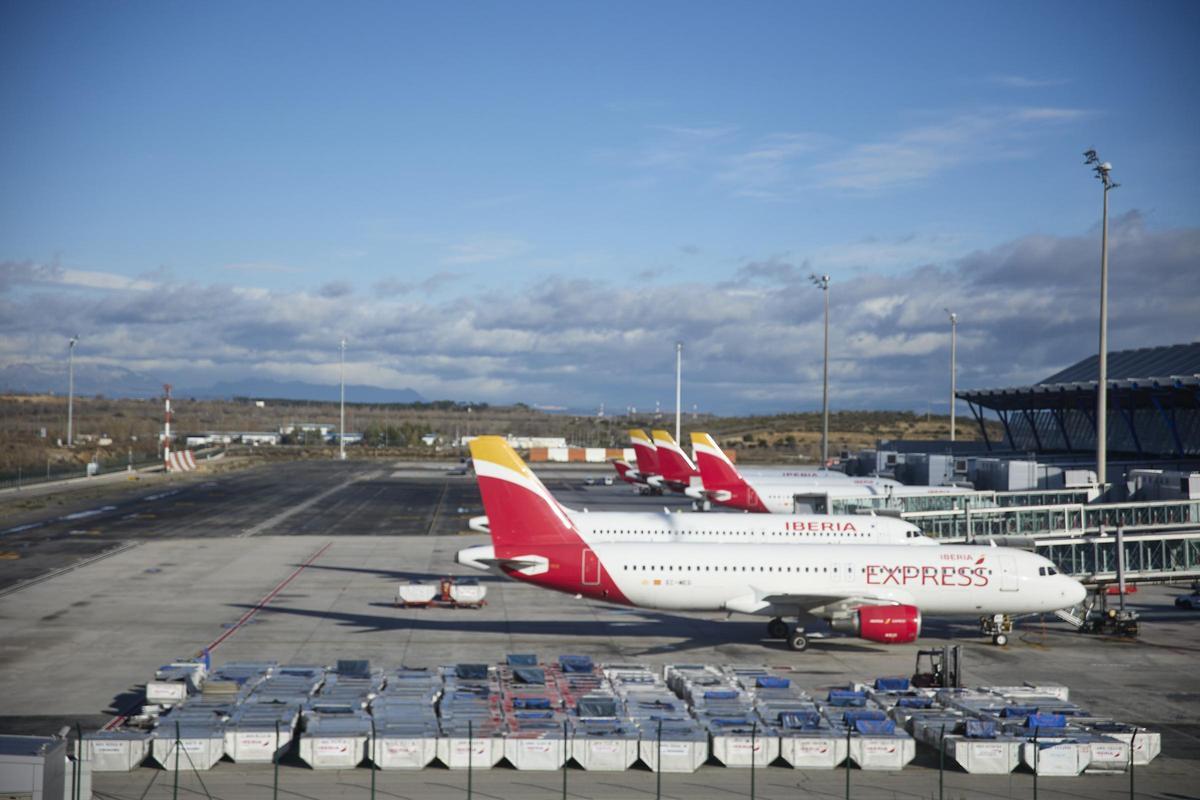 Archivo - Varios aviones de Iberia en el aeropuerto Adolfo Suárez, Madrid-Barajas, a 5 de enero de 2022, en Madrid (España).