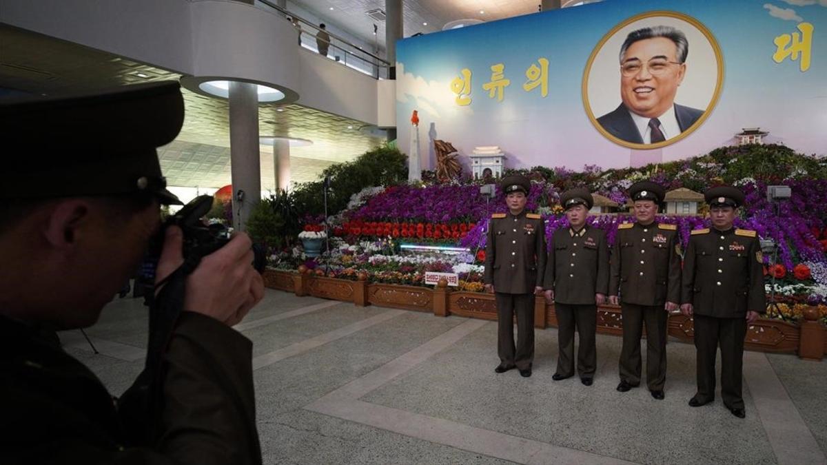 Militares durante el Immortal Flower Festival  Kimilsungia, en Pionyang, Corea del Norte.