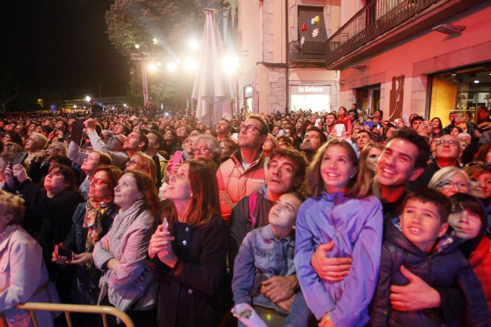 Comediants engalana l''escalinata de la basílica de Sant Feliu