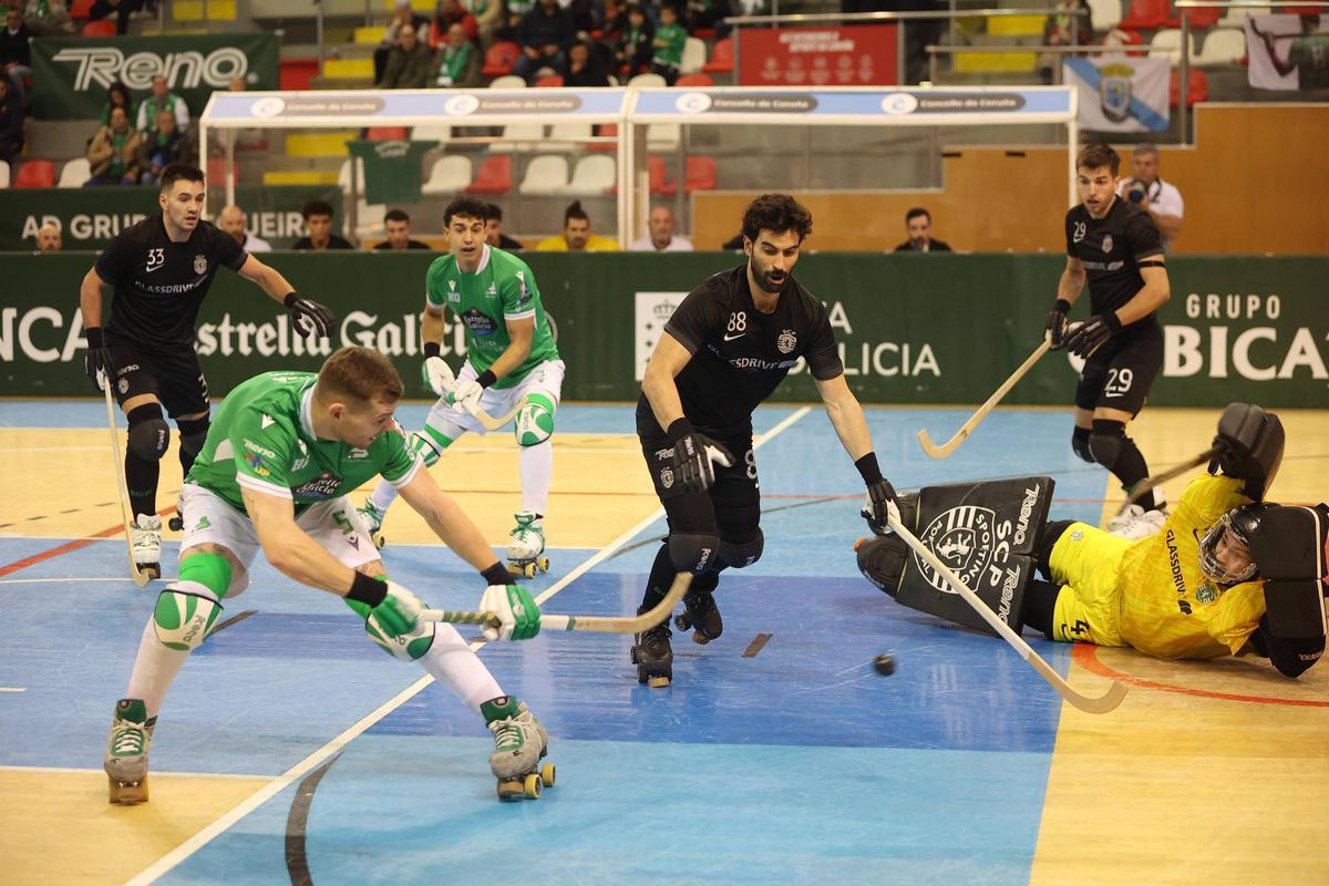 César Carballeira dispara ante Xano Edo en el duelo contra el Sporting de Portugal de la primera vuelta en el Palacio de Riazor.