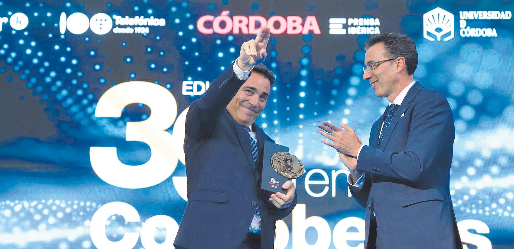 27.	Antonio Barea, en un sentido gesto tras recibir el Cordobés del Año de manos del director de Telefónica en Andalucía, Joaquín Segovia.