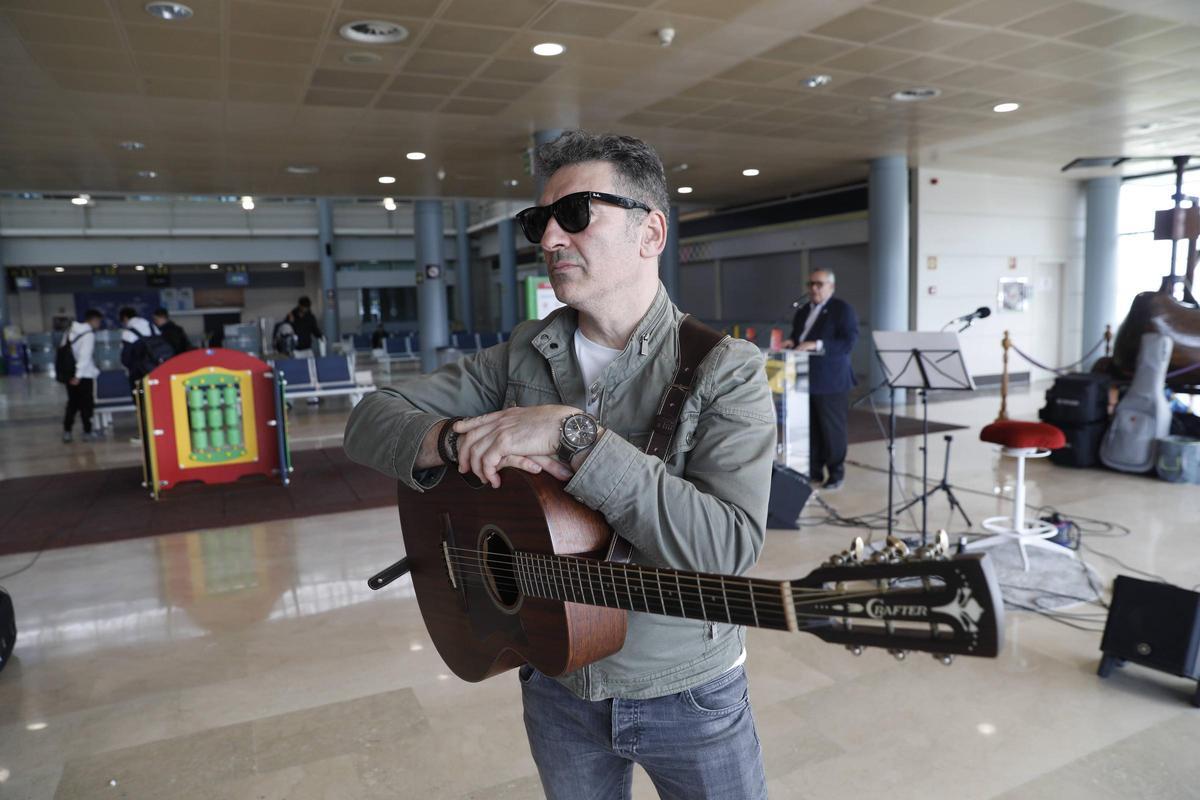 José Taboada en el Aeropuerto de Asturias este viernes, poco antes de actuar.