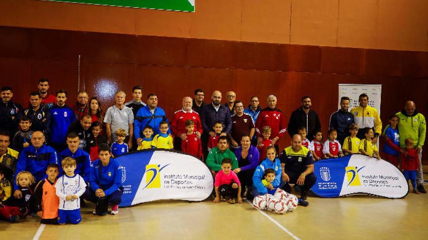 Aridany Romero con los pequeños futbolistas.