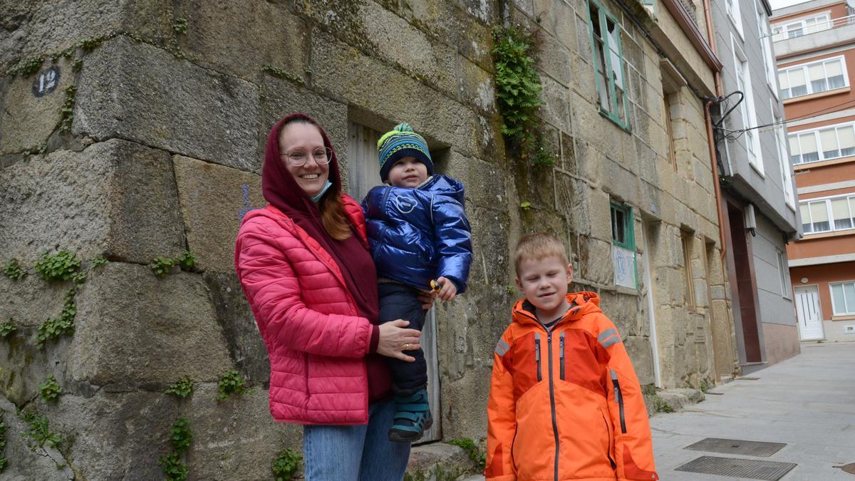 La mujer ucraniana con sus dos hijos en Cangas.