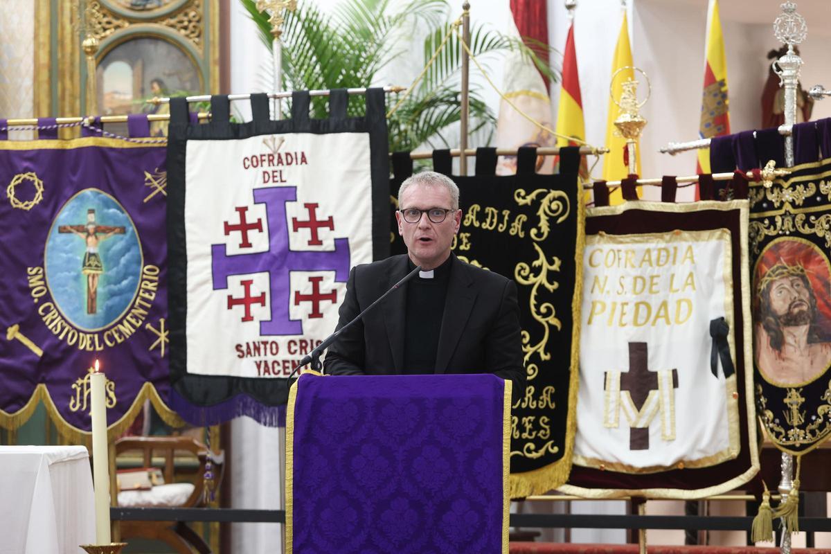 El canónigo de la catedral de Sevilla, Manuel Palma Ramírez, durante el pregón en la parroquia del Rosario.