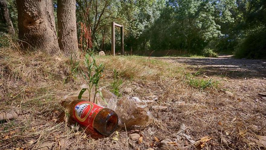 Denuncian que los merenderos del río Gévora en Badajoz están convertidos en basureros