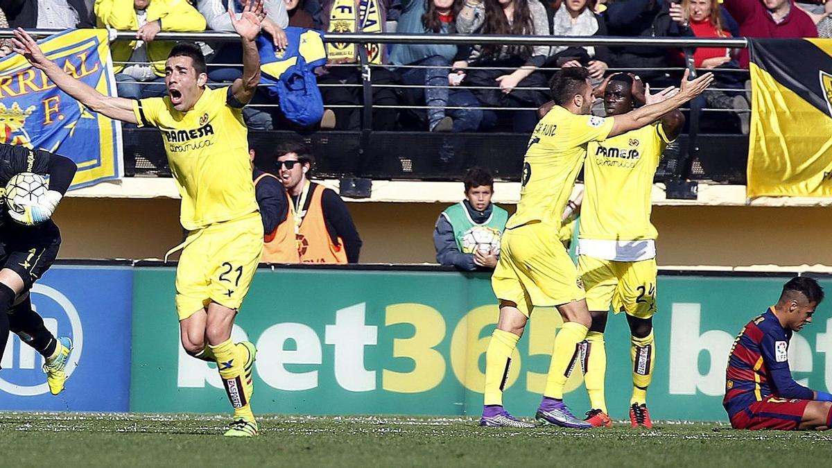 Los jugadores del Villarreal protestan un penalti pitado sobre Neymar Jr.