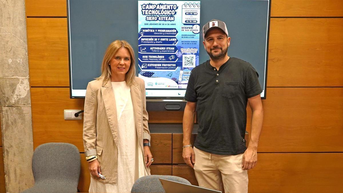 Eva Iglesias y Diego Pastrana, este jueves, durante la presentación del campus, en el Ayuntamiento.