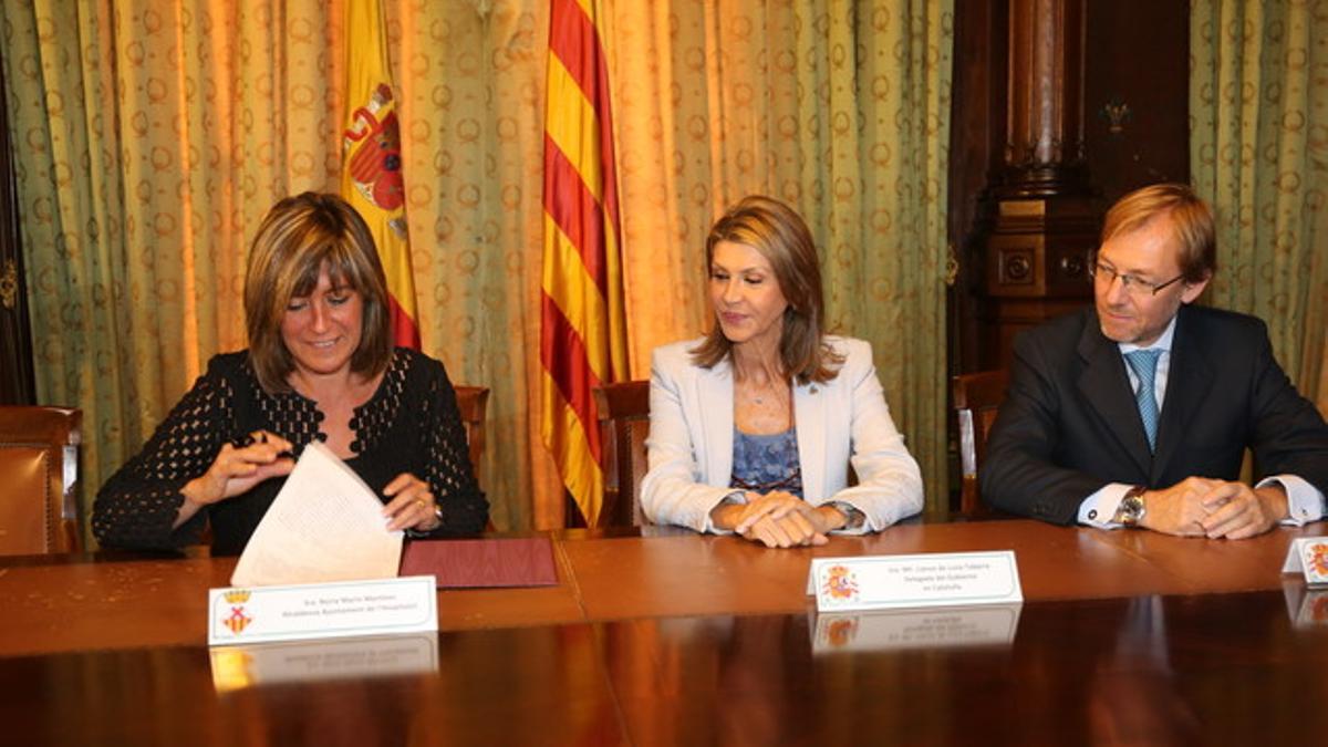 La alcaldesa, Núria Marín, la delegada del Gobierno en Catalunya, María de los Llanos de Luna y el director general de Fomento, Juan Van-Halen en el momento de la firma del convenio.