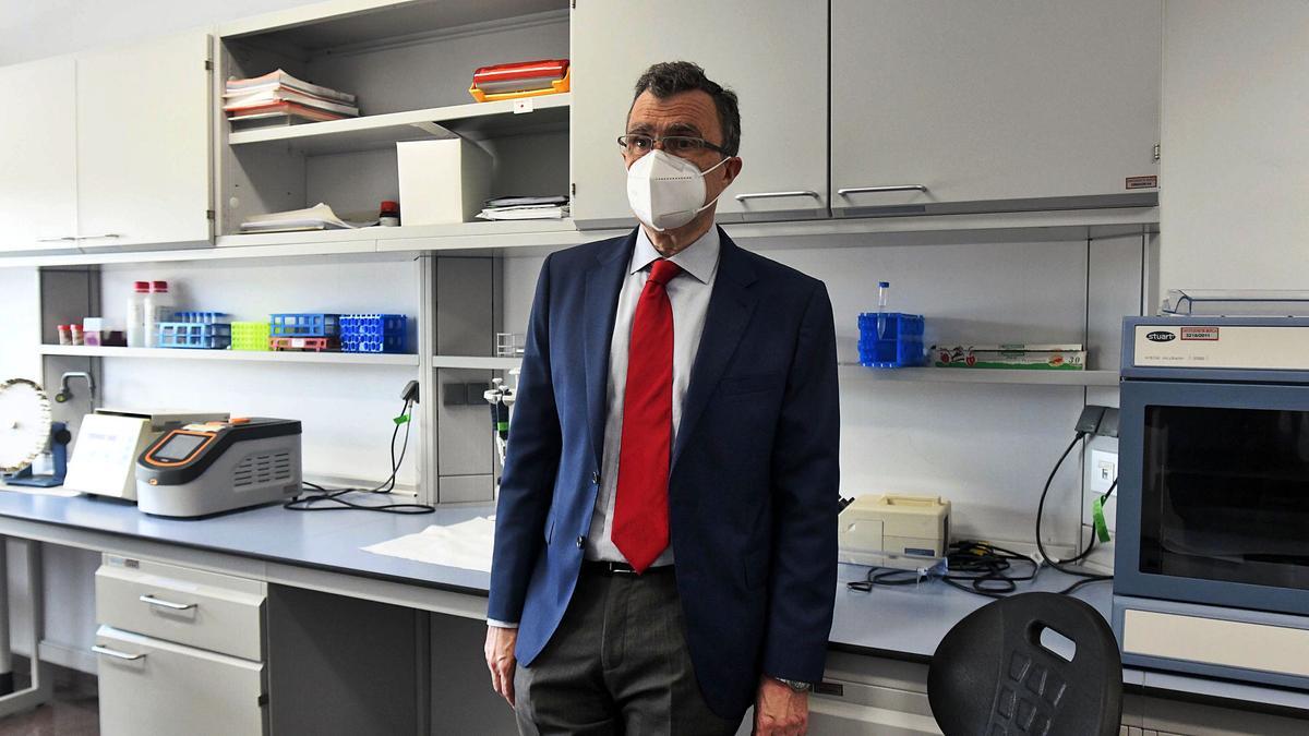 El todavía líder del Grupo Municipal Popular, José Ballesta, en uno de los laboratorios biomédicos del pabellón docente del Campus Mare Nostrum en El Palmar