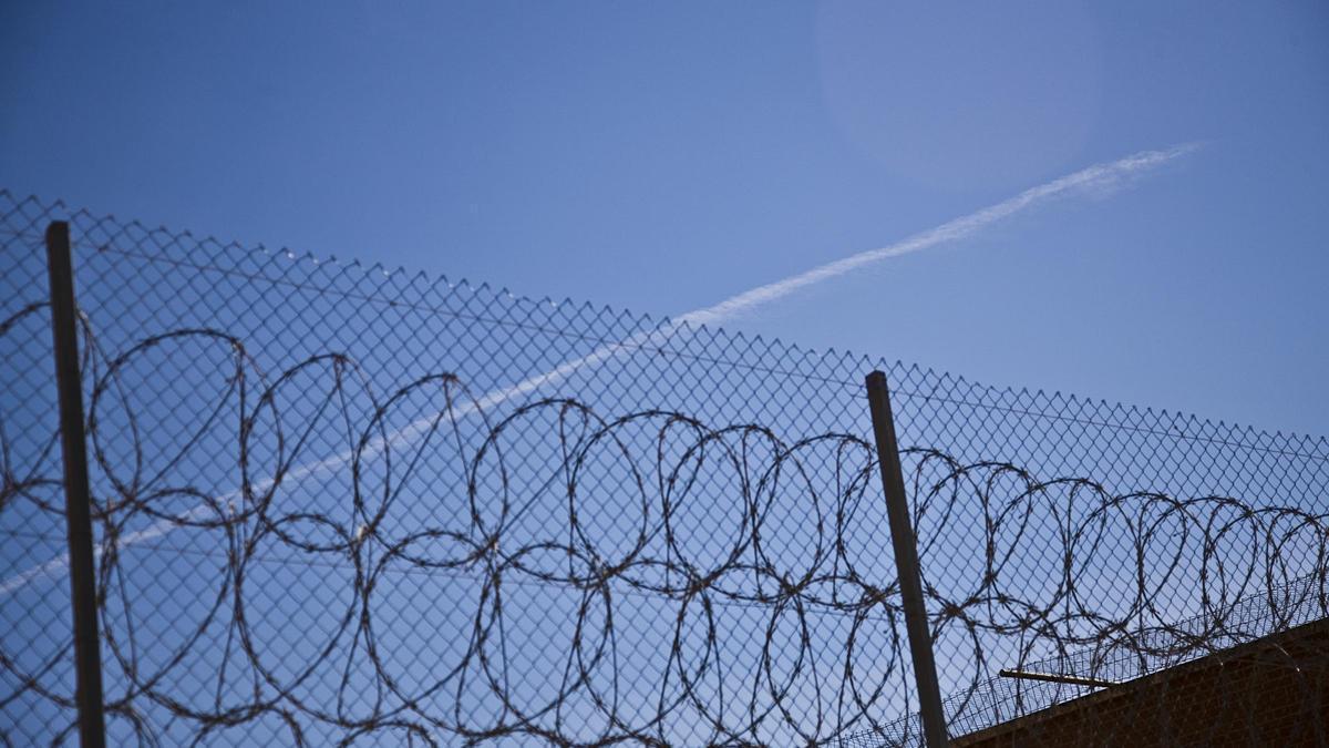 Concertinas ubicadas en el exterior del centro penitenciario Fontcalent de Alicante.