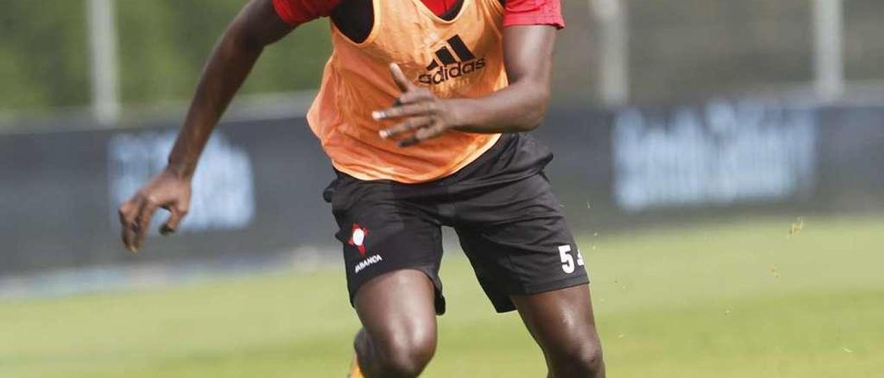 Pape Cheikh, durante uno de sus entrenamientos en A Madroa.  // R. Grobas