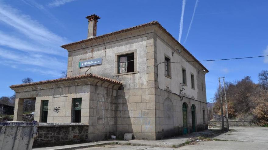 Estación de Pedralba de la Pradería en estado deteriorado