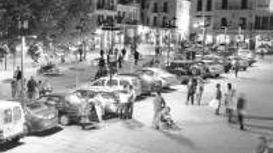 La zona azul hace de la plaza Mayor un ´coladero´ de coches