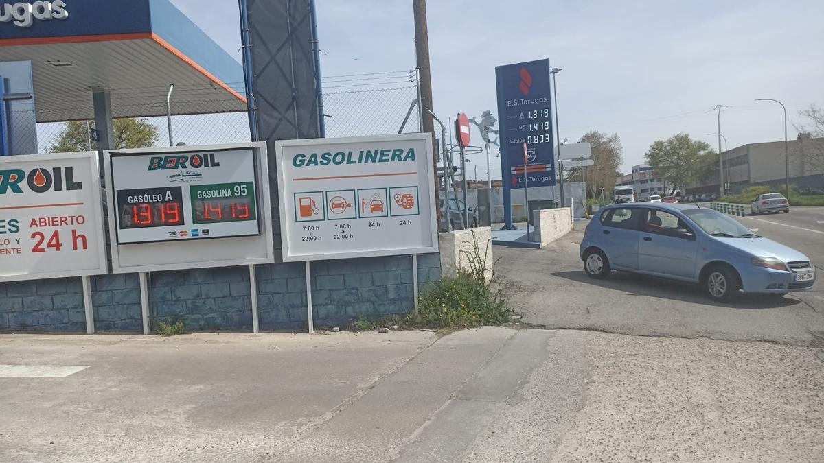 Entrada a ambas gasolineras de Móstoles, cuyos luminosos marcaban ayer el mismo precio del carburante.