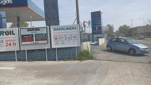 Entrada a ambas gasolineras de Móstoles, cuyos luminosos marcaban ayer el mismo precio del carburante.