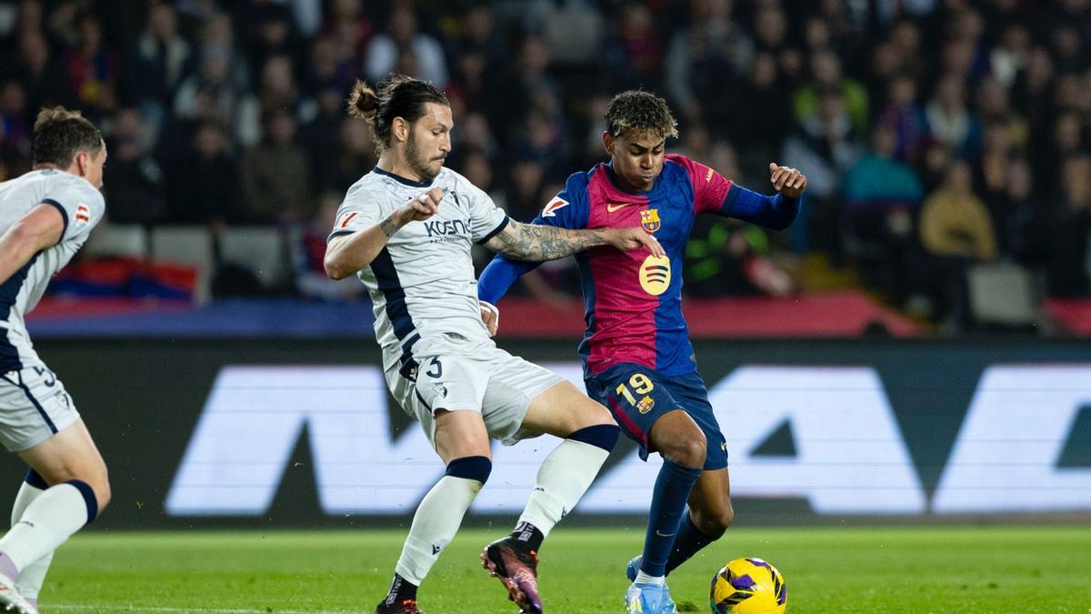 Lamine disputando un balón con Juan Cruz de Osasuna