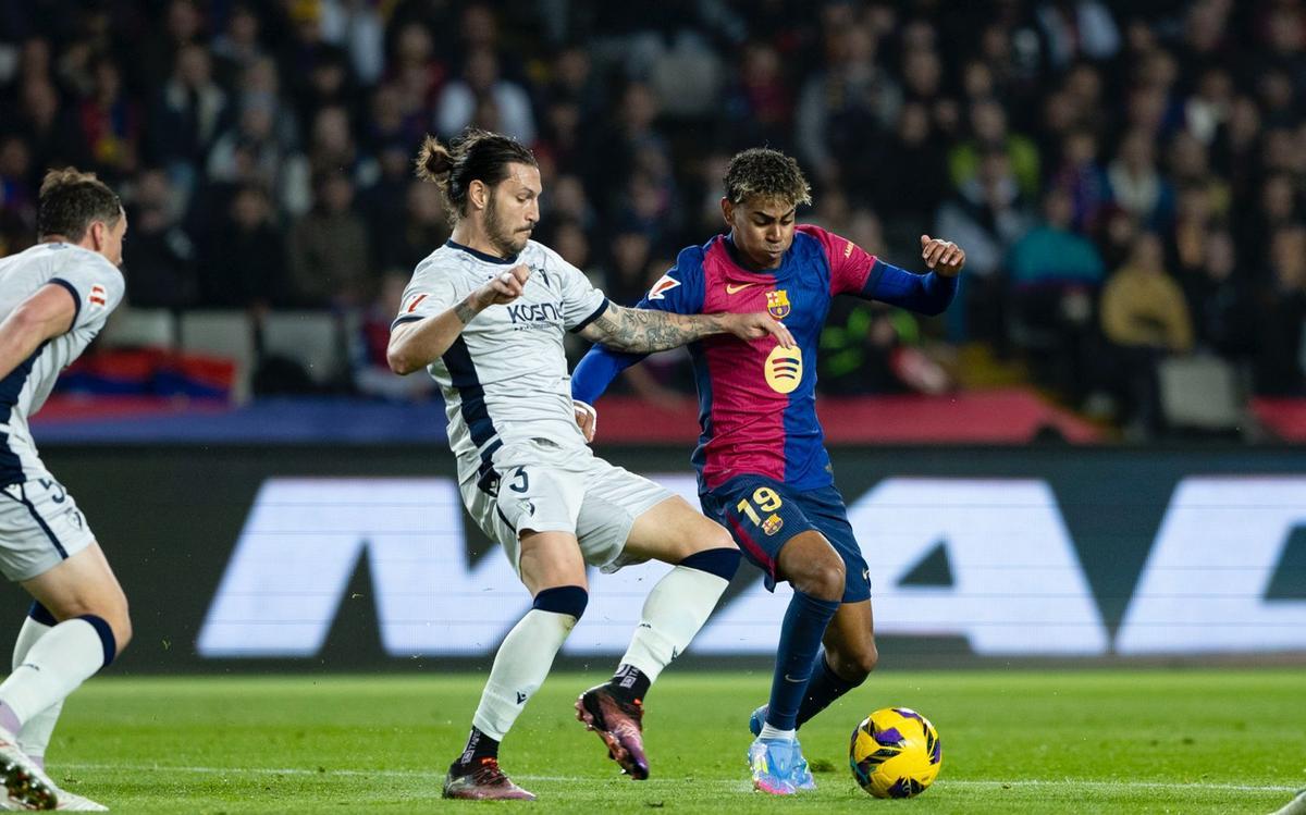 Lamine disputando un balón con Juan Cruz de Osasuna