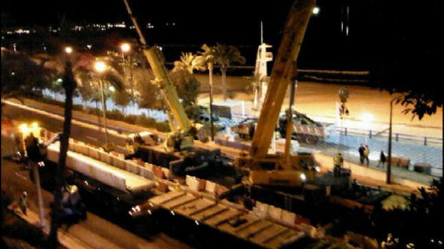 La pasarela peatonal que une la playa con el barrio del Raval Roig comenzó a reinstalarse anoche