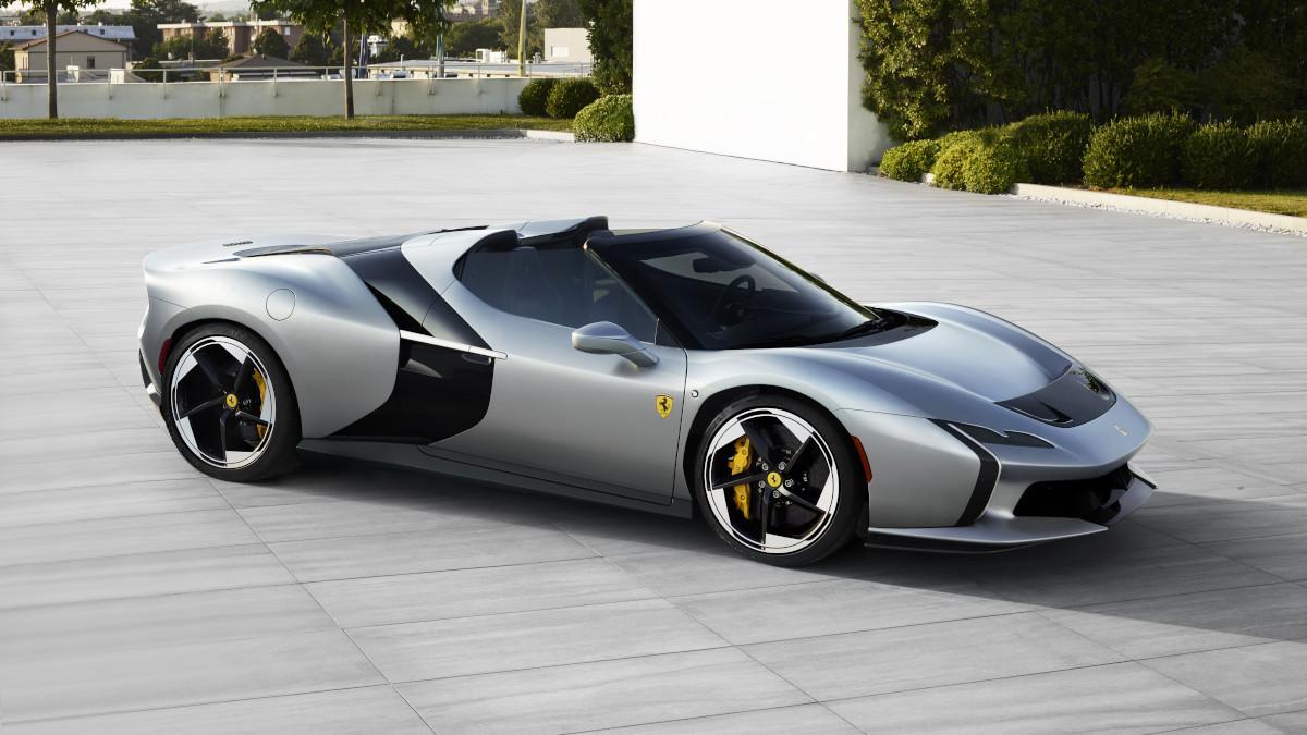 La carrocería en Moonlight Grey mate contrasta con la franja negra brillante, un recurso que Ferrari usa para ordenar todo el diseño.