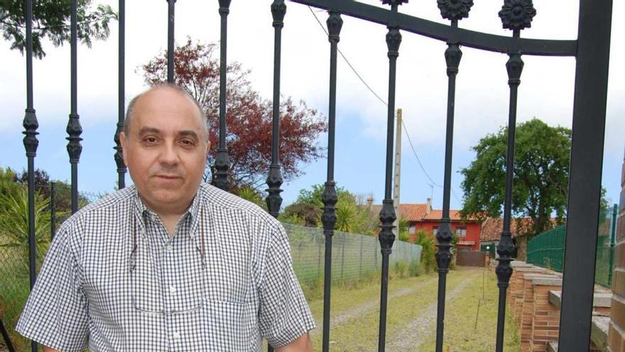 Emilio Llada, en el acceso a su finca en Careñes.