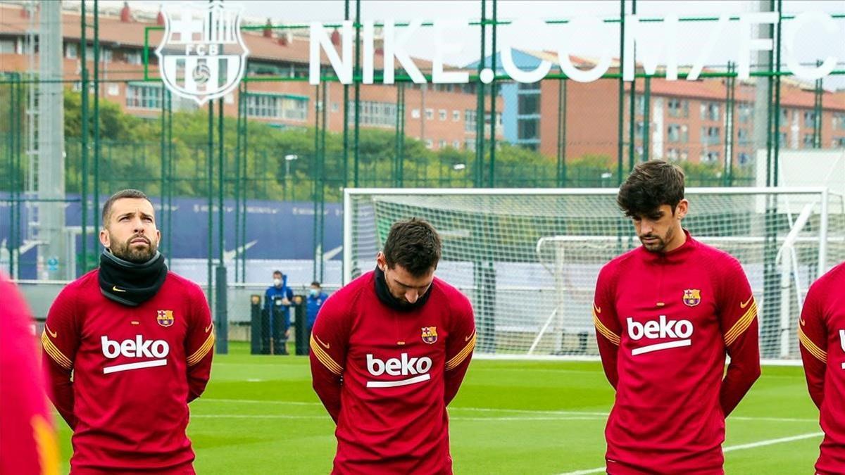 Messi, escoltado por Jordi Alba y Trincao, durante el minuto de silencio por Maradona.