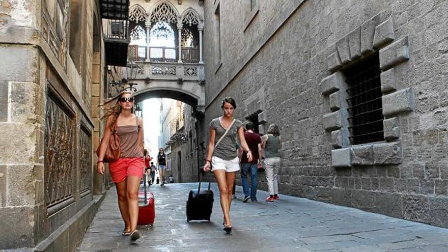 Dues turistes a Barcelona. Catalunya se situa com la comunitat líder de l&#039;estat en recepció de visitants