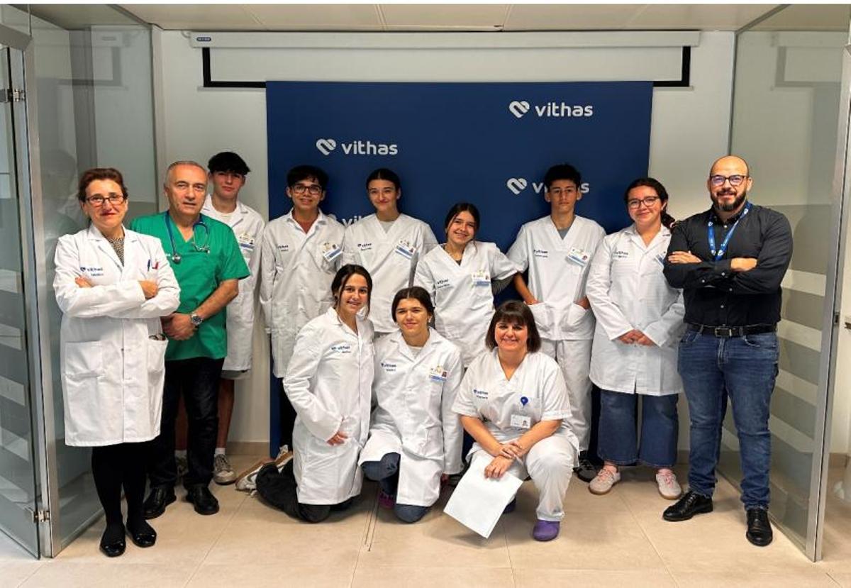 Alumnos del Colegio Claret, que permanecieron unos días en el Hospital Universitario Vithas Las Palmas, junto al doctor Francisco Domínguez, su tutor; la doctora Elena Cortés, directora médica; Raico Pérez, director de Enfermería y la supervisora Sofía Ojeda