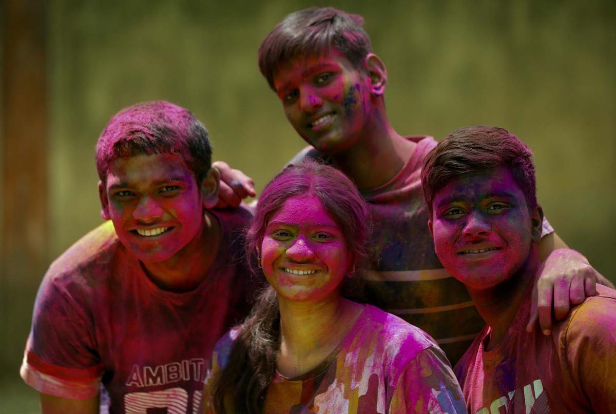 Celebraciones del Holi en el templo Kalupur Swaminarayan , India.