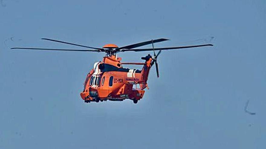 El helicóptero de salvamento &#039;Helimer 401&#039; durante la búsqueda de un pescador el pasado año.