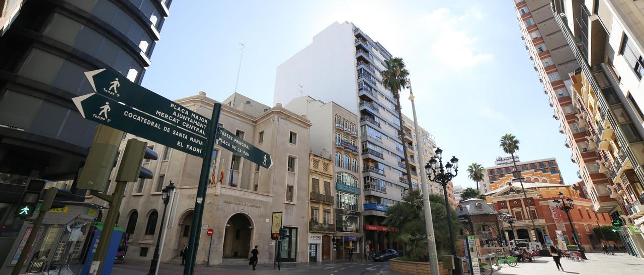 Imagen actual de la medianera donde estaba el mural en la finca de la plaza de la Paz de Castelló.