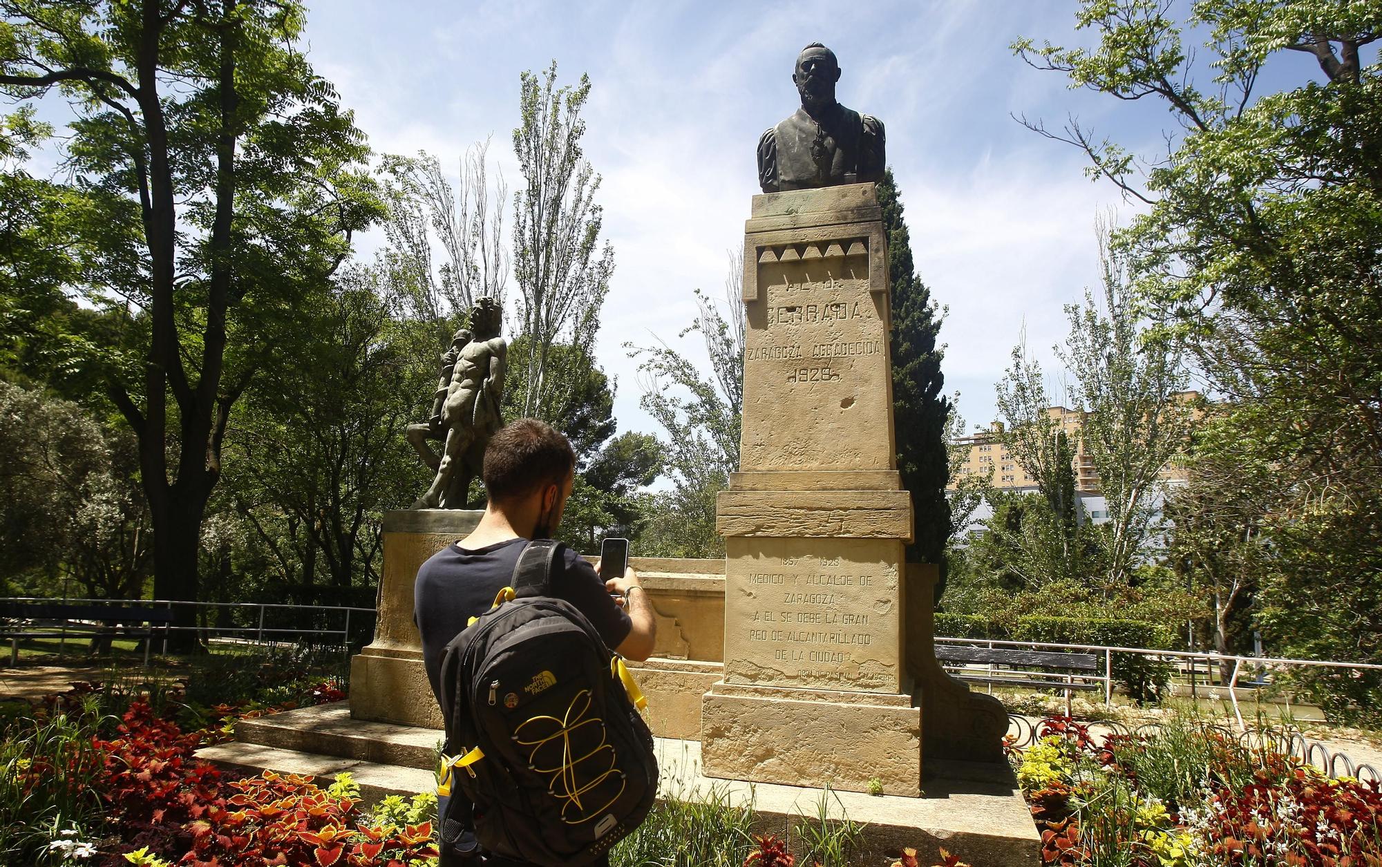 ESTATUA DOCTOR CERRADA.jpg