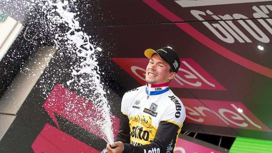 Roglic celebra su triunfo en la contrarreloj.