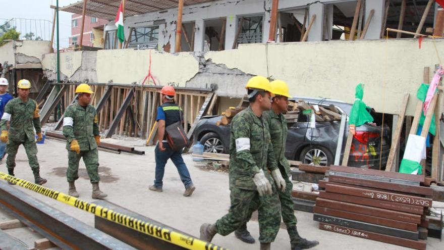 Soldados en labores de rescate en el colegio Enrique Rébsamen.