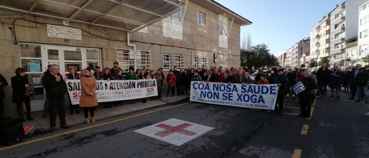 Parte de los asistentes a la concentración de ayer ante un centro de salud cerrado, al ser domingo.