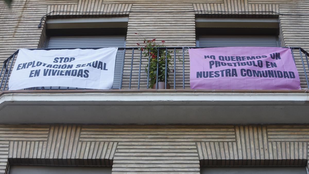 Dos de las pancartas desplegadas en los balcones del número 5 de la plaza del Portillo.