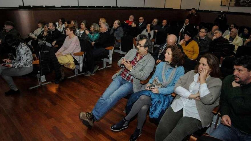 Arriba, público asistente a la presentación del libro en Vilagarcía. Derecha, Solla entre Salgado y Fajardo. // Iñaki Abella